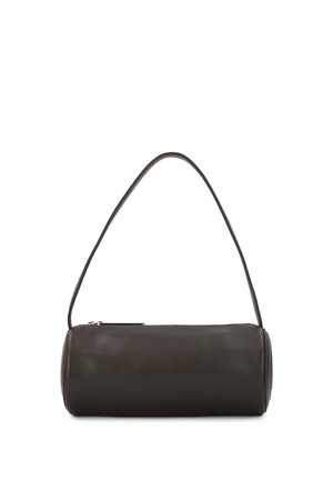 Geantă cilindrică din piele neagră, cu o singură bretea subțire pentru umăr și textură fină. Dispune de un sistem de închidere cu fermoar și capete rotunjite.