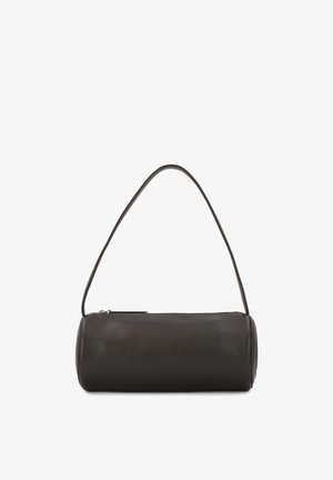 Sac cylindrique en cuir noir avec une seule fine bride d'épaule et une texture lisse. Il est doté d'une fermeture éclair et d'extrémités arrondies.