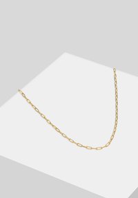 Collana in oro con maglie rettangolari allungate e superficie liscia, su sfondo bianco.