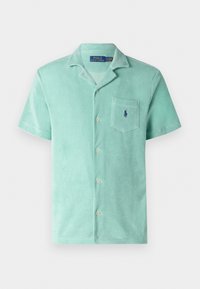Polo a maniche corte di colore verde menta in tessuto morbido con colletto, taschino sul petto e accento del logo di un cavallo blu navy. Chiusura con cinque bottoni.