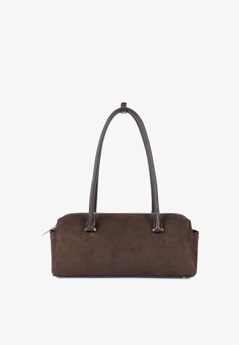 Sac à main rectangulaire en daim marron avec de longues anses marron foncé et une fermeture éclair dorée sur le côté sur fond blanc.