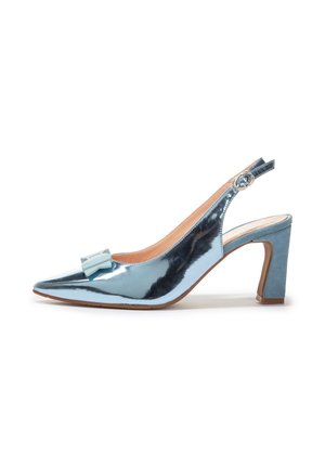 Escarpins à bride arrière en cuir verni bleu métallique avec un bout pointu, ornés d'un nœud bleu clair et d'un talon carré.