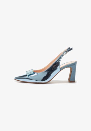 Slingback-High Heels aus metallisch-blauem Lackleder mit spitzem Zehenbereich, versehen mit einer hellblauen Schleifenakzent und einem Blockabsatz.