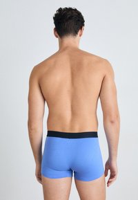 Blaue Boxer-Briefs mit einem schwarzen Bund, aus glattem Stoff gefertigt, mit einer figurbetonten Silhouette und einem kurzen Bein-Design.
