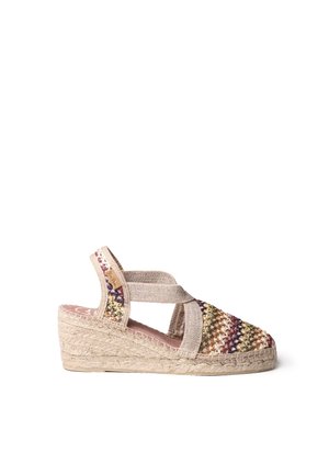 Sandale espadrille compensée avec empeigne en tissu tissé multicolore, bride beige à la cheville, et semelle en jute tressé sur fond blanc.