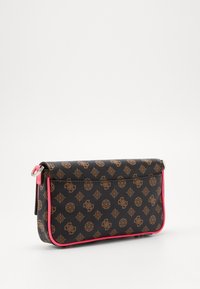 Sac en cuir noir avec motif de logo marron, bordure rose, forme rectangulaire, fermeture éclair et petit anneau latéral pour attaches.