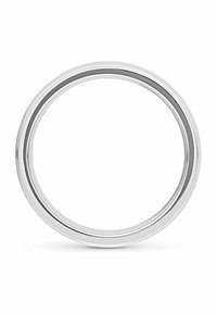 Anello metallico semplice color argento con una superficie liscia e lucida e senza incisioni o elementi decorativi visibili.
