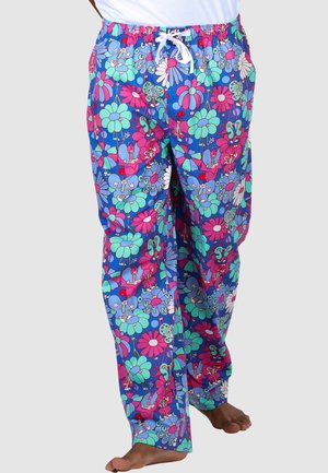 Helle blaue Hose mit pinken, grünen und weißen Blumen- und Schmetterlingsmustern, getragen mit weißem Kordelzugbund und barfuß.