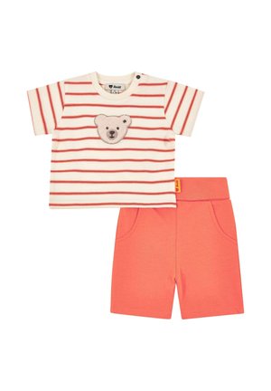 Kurzärmliges cremefarbenes Hemd mit roten Streifen und Bärengesicht-Aufnäher, kombiniert mit korallroten Shorts mit Taschen und elastischem Bund.