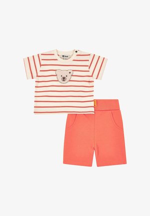 Chemise crème à manches courtes avec rayures rouges et écusson tête d'ours, associée à un short corail avec poches et taille élastique.