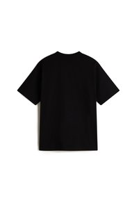 Camiseta de algodón negra con un cuello redondo clásico y mangas cortas, que presenta una textura suave y un diseño simple sin patrones.