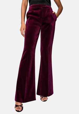 Pantaloni evazați burgundy, confecționați dintr-un material lucios cu o textură fină. Au talie înaltă și buzunare laterale.
