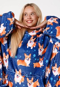 Modrá fleecová oversized mikina s kapucňou s oranžovo-bielym vzorom korgiho, modrými akcentmi a jemnou, plyšovou textúrou.