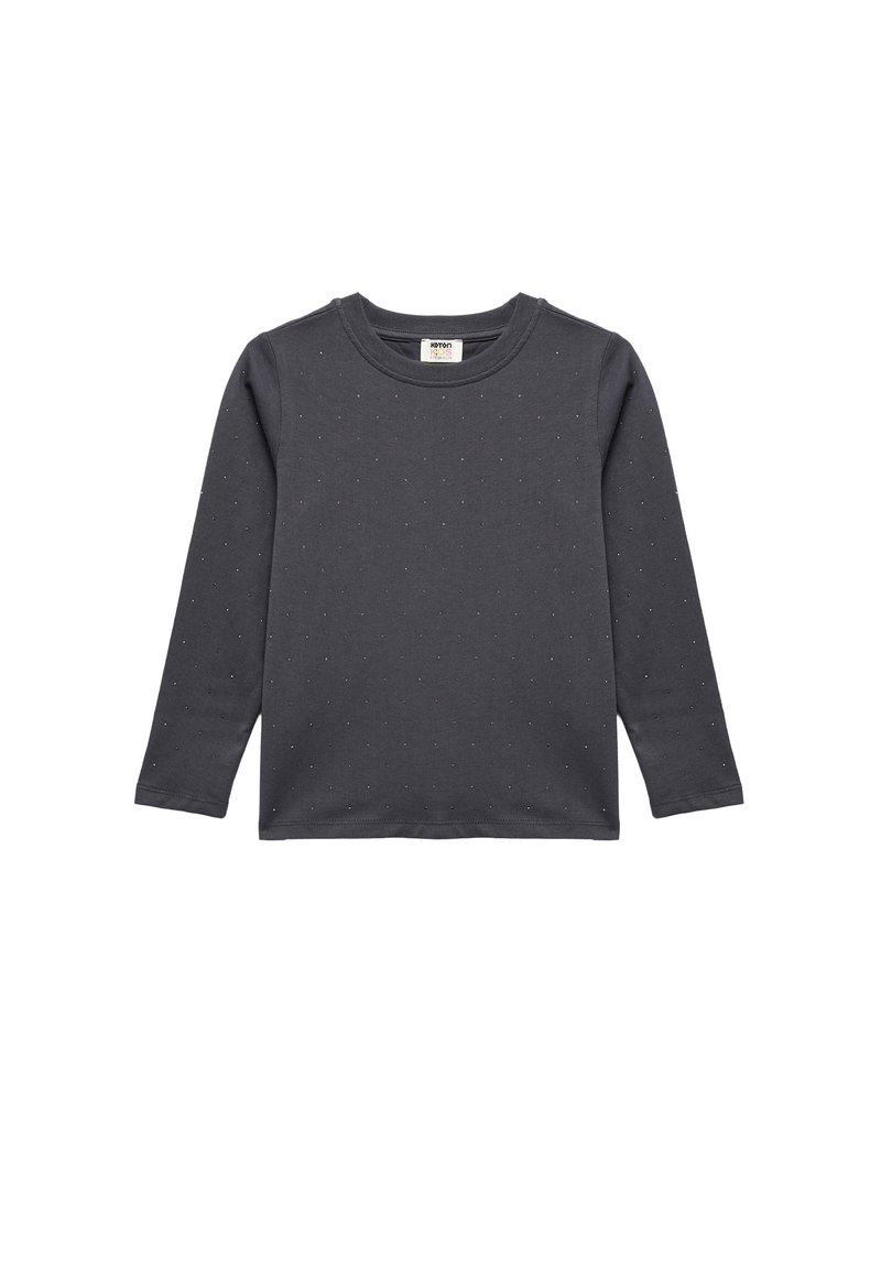 Langærmet grå t-shirt lavet af blødt stof, med rund halsudskæring og et mønster af små, metalliske prikker jævnt fordelt over hele.