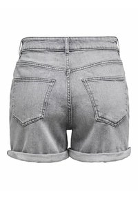 Szare szorty dżinsowe z podwiniętym końcem, dwoma tylnymi kieszeniami i średnim stanem. Tkanina ma subtelną teksturę i klasyczne przeszycia charakterystyczne dla niebieskich dżinsów.