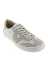 Sneakers blancs et gris clair en cuir et daim, avec une finition texturée, un laçage, et une pointe ronde agrémentée de détails de couture.