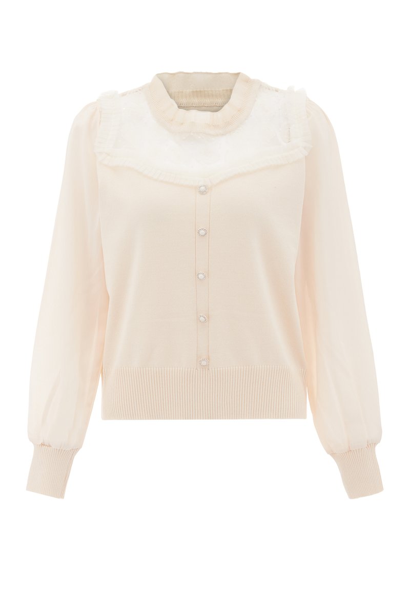 Blusa color crema con maniche lunghe, colletto a rouches in pizzo, chiusura frontale con bottoni e polsini e fondo a coste per una vestibilità strutturata.