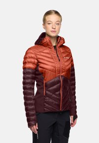 Giubbotto da donna in piumino con una combinazione di colori arancione e bordeaux, dotato di cappuccio, texture trapuntata e tasche con cerniera.