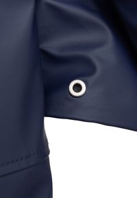 Námorná vodotesná tkanina s hladkým povrchom, s strieborným očkom a čiernym sieťovaným interiérom na okraji.