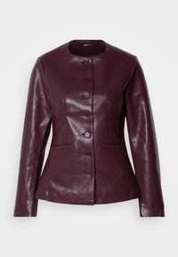 Burgundská kožená bunda s okrúhlym výstrihom, predným zapínaním na gombíky, dvoma bočnými vreckami a hladkým, lesklým povrchom.