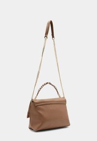 Borsa a tracolla in pelle marrone con finitura testurizzata, dotata di un manico corto e di una lunga tracolla in catena dorata. Design strutturato con chiusura a pattina.