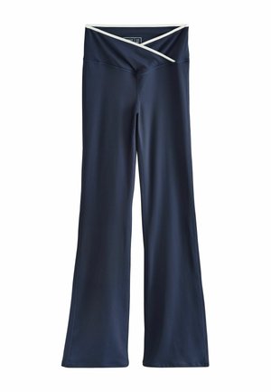 Tengerészkék jóganadrág széles szárakkal és krémszínű átfedő derékrésszel.