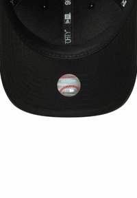 Cappellino da baseball nero con visiera piatta e tessuto testurizzato. Presenta un adesivo circolare MLB con un design di baseball sulla parte frontale.