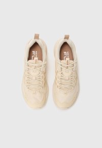 Beige Sneakers mit Mesh-Obermaterial, strukturierten Paneelen und flachen Schnürsenkeln. Verfügt über eine Zuglasche an der Ferse und eine gepolsterte Sohle.