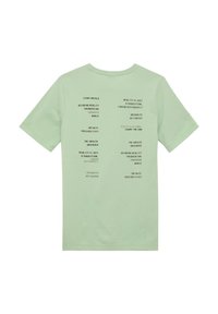 Lichtgroene katoenen t-shirt met zwart gedrukt tekst in verschillende groottes en oriëntaties op de achterkant, met een klassiek ronde halsontwerp.