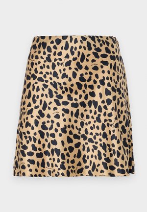 Mini suknja s leopard printom izrađena od glatkog materijala; ima bež pozadinu s crnim mrljama; jednostavan kroj i bez vidljivih metalnih dijelova.