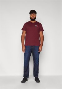 Tommy Jeans SLIM ESSENTIAL FLAG TEE - T-shirts med print - deep rouge