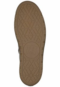 Suela de zapato de goma en marrón con un patrón de relieve geométrico. Presenta un logo circular con "pg" en el centro. Texturizada para mayor agarre.