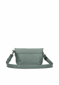 Borsa a tracolla verde in pelle con chiusura a pattina, tracolla regolabile e texture liscia; presenta un design semplice e rettangolare.