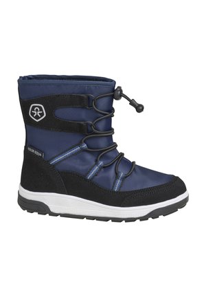 Marinblå snöboot med en svart mockaskoning, texturerad gummisula, elastiska snören och en dragtoggle för justerbar passform. Accentuerad med blå sömmar.