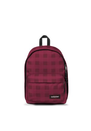 Pequeña mochila a cuadros burdeos con cremallera negra, bolsillo delantero y asa de correa negra, con el logo de Eastpak en el bolsillo delantero.