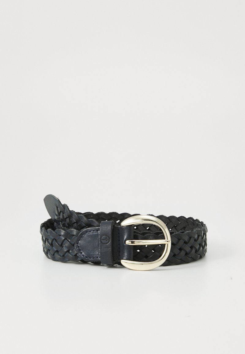Cintura in pelle nera intrecciata con fibbia in metallo argentato di forma rotonda classica. Texture liscia con dettagli di intreccio intricati.