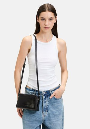 Schwarze Leder-Crossbody-Tasche mit rechteckiger Form und glatter Textur, ausgestattet mit einem langen Riemen und silbernen Hardware-Akzenten.