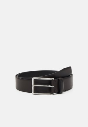 Ceinture en cuir marron foncé à la texture lisse, avec une boucle rectangulaire en argent et un design élégant.