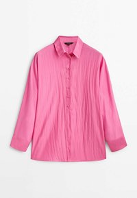 Roze langetermijnhemd met een kraaghalslijn, een sluiting met knopen aan de voorkant en een gladde, lichtgetextureerde stof.