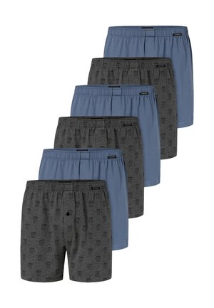 Sei paia di boxer da uomo in tinta unita blu e grigio alternati con piccoli motivi neri a forma di coppa, disposti in una pila sfalsata.