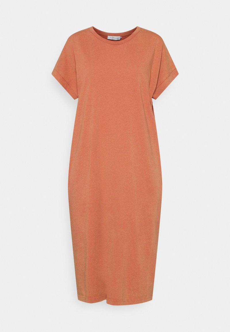 Vestido midi de manga curta em terracota, em tecido suave, com um corte descontraído e silhueta reta, apresentando um decote redondo e sem bolsos.