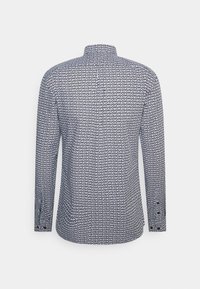 Camisa de manga larga en azul marino y blanco con un patrón geométrico repetitivo. Presenta un cuello con banda y puños con botones. Textura de tela suave.