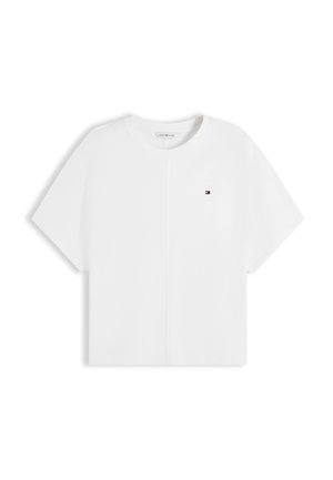 Λευκό κοντομάνικο T-shirt με στρογγυλή λαιμόκοψη, με μικρό λογότυπο Tommy Hilfiger στο αριστερό στήθος και κεντρική ραφή λεπτομέρεια.