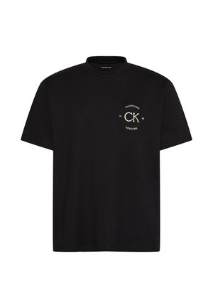 Sort T-shirt med korte ærmer og lille off-white "CK Calvin Klein New York 1968" logo på venstre bryst.