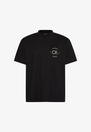 Sort T-shirt med korte ærmer og lille off-white "CK Calvin Klein New York 1968" logo på venstre bryst.