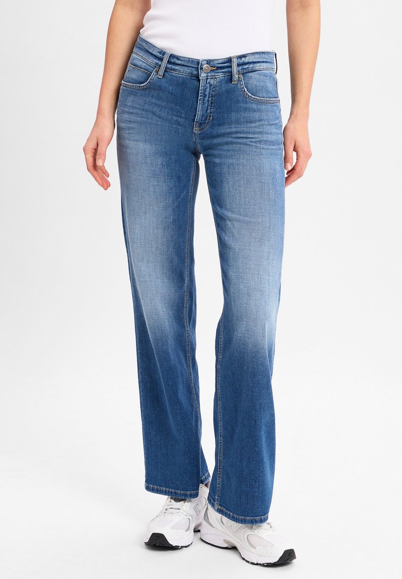 Blaue Jeans aus Denim, gerades Bein Design, mittlere Taille, helle Wäsche mit Ausbleichungen, fünf Taschen und metallische Hardware-Akzente.