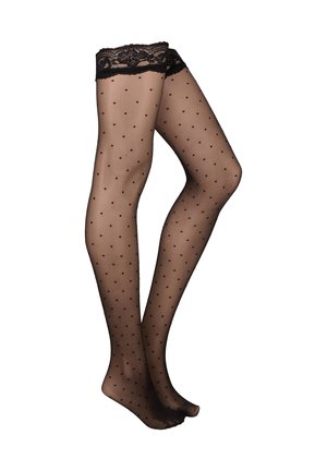 Transparente schwarze Oberschenkelstrümpfe mit kleinen Punkten und Spitzenabschlüssen an gekreuzten Beinen vor weißem Hintergrund.