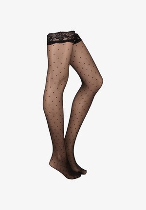 Transparente schwarze Oberschenkelstrümpfe mit kleinen Punkten und Spitzenabschlüssen an gekreuzten Beinen vor weißem Hintergrund.