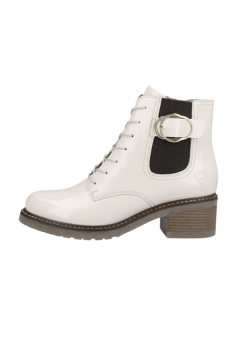 Botte de cheville en cuir blanc avec un bout rond, un laçage à l'avant et une boucle dorée sur un panneau en tissu à chevrons noirs. Talon carré brun.