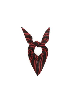 Écharpe tricotée rayée noire et rouge nouée en triangle avec deux extrémités pointues dressées sur fond blanc.